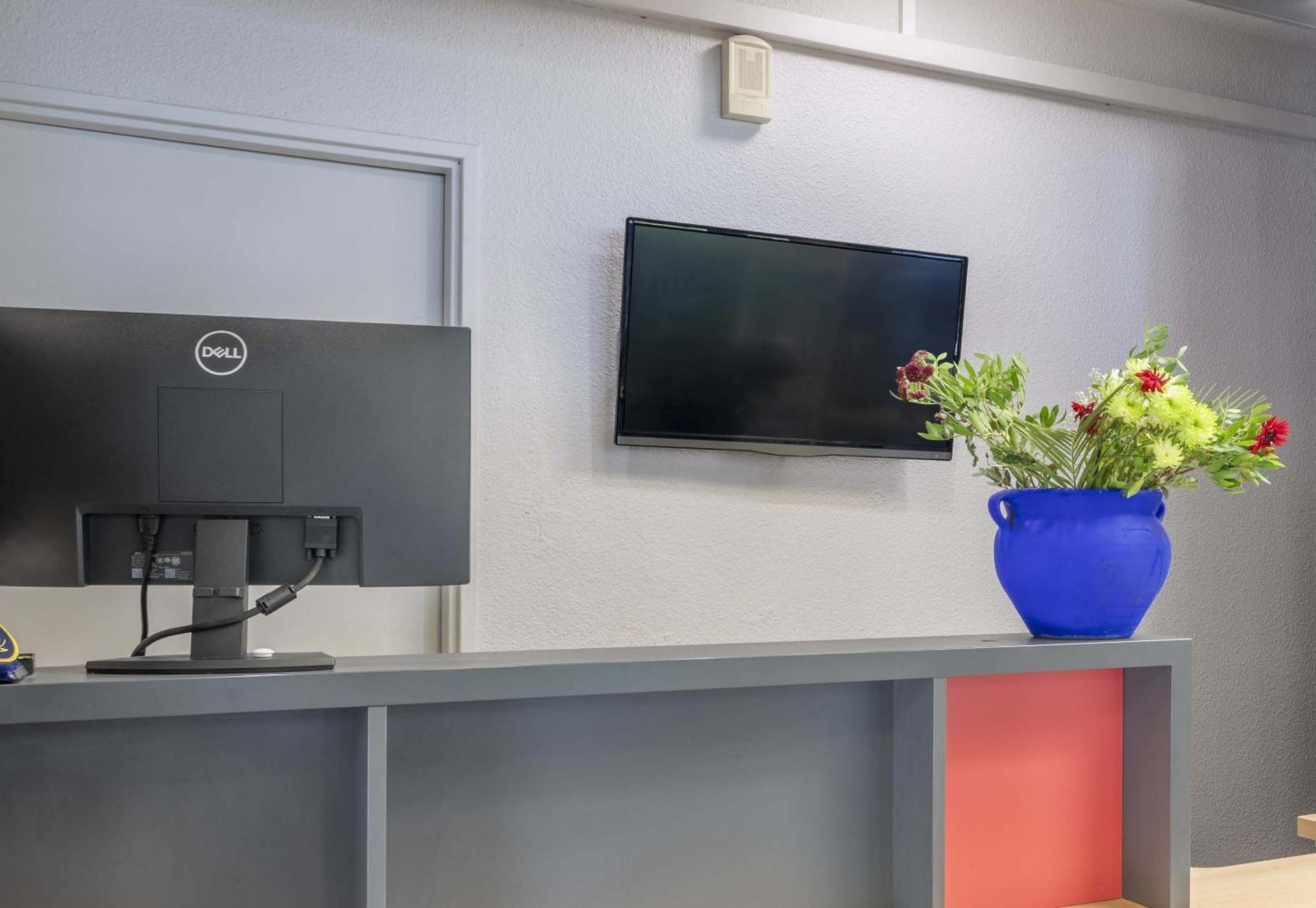B&B Hotel Toulon Ollioules Bagian luar foto