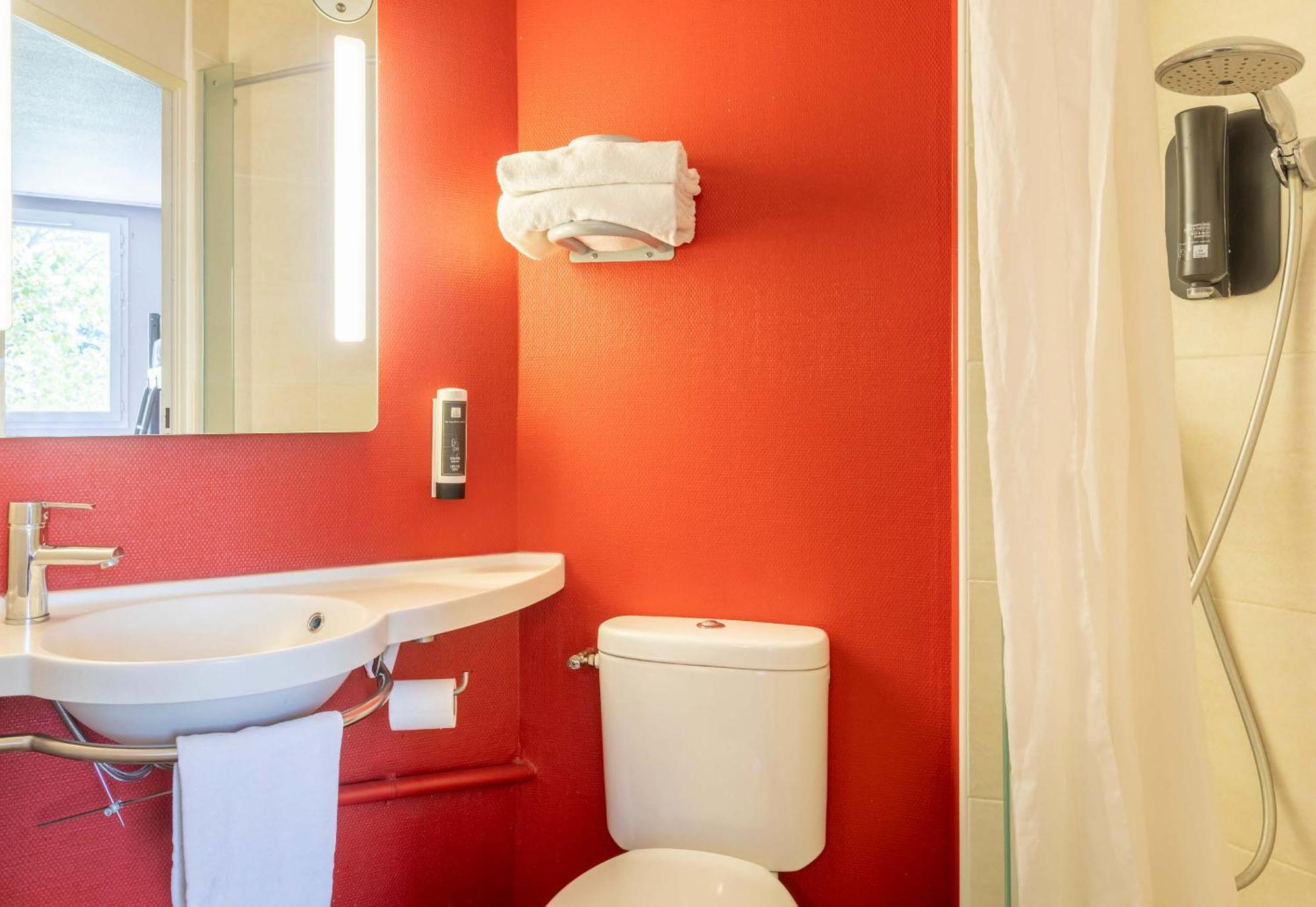 B&B Hotel Toulon Ollioules Bagian luar foto