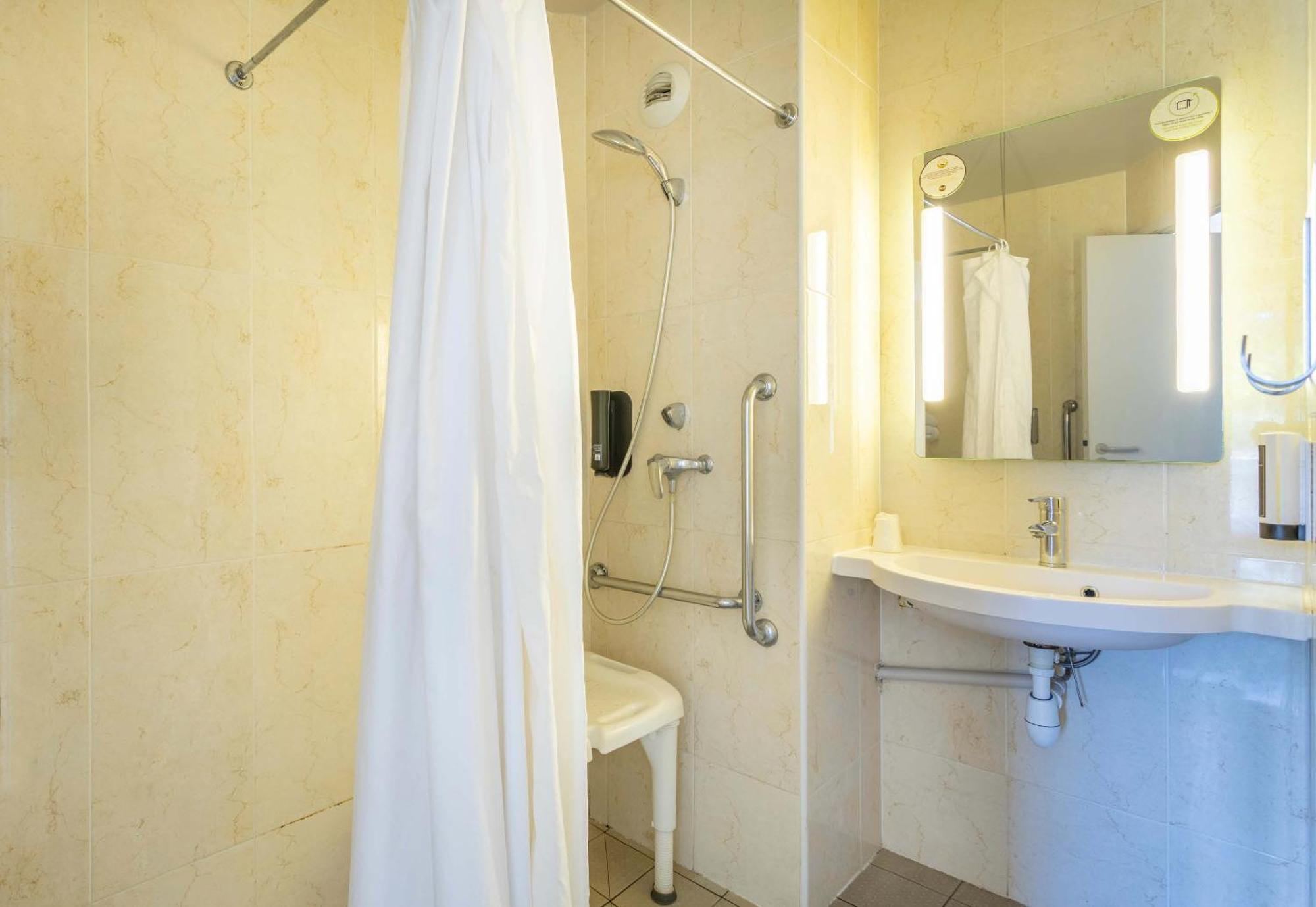 B&B Hotel Toulon Ollioules Bagian luar foto